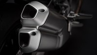 Fitur lainnya yang ada di Ducati Monster 821 antara lain 3 riding mode, 3 power mode, garpu depan 43 mm, monoshock belakang yang bisa disesuaikan, jok yang bisa diatur ketinggiannya, penutup jok belakang, serta Ducati Safety Pack dengan ABS (antilock brake system) 3 level dan DTC (ducati traction control) 8 level. Foto: Ducati