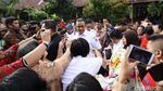 Kunjungi 3 SD, Anies-Sandi Diserbu Para Murid