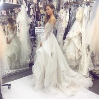 Baju pengantin Hayley Paige ini juga punya desain tak biasa. Bisa dipastikan Anda akan jadi pusat perhatian. (Foto: Instagram)