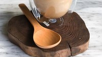 Awalnya ia ikut program sekolah dimana bisa berpartisipasi dalam workshop mengenai kopi gourmet. Ia bereksperimen dengan sebuah French press dan menemukan metode membuat foam stabil untuk seni 3D di atas gelas.