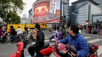 Seluruh rakyat China, bahkan yang ada di tengah jalan, mendengarkan dengan serius pidato pemimpin mereka itu. Foto: REUTERS/Stringer
