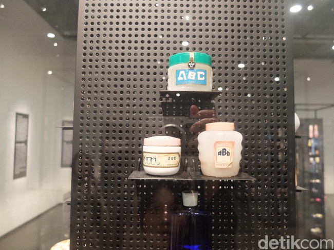 Produk awal AmorePacific adalah produk pomade rambut yang bernama ABC Pomade. Produk tersebut dijual pada tahun 50-an. Lihatlah desain produk diawal pembuatannya yang sangat jadul.  Foto: Kiki Oktaviani/Wolipop