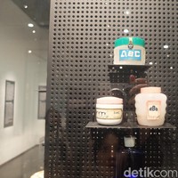 Produk awal AmorePacific adalah produk pomade rambut yang bernama ABC Pomade. Produk tersebut dijual pada tahun 50-an. Lihatlah desain produk diawal pembuatannya yang sangat jadul.  Foto: Kiki Oktaviani/Wolipop