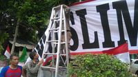 Satpol PP Turunkan Spanduk 'Kebangkitan Pribumi Muslim' di Menteng