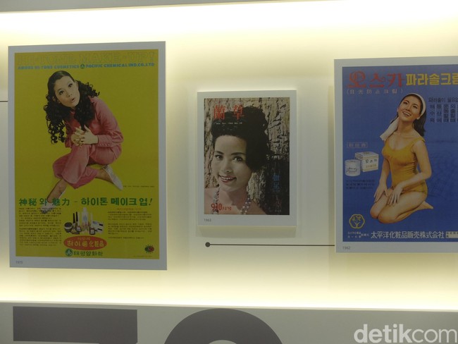 Diperlihatkan juga iklan-iklan kosmetik dari jaman dahulu kala. Dari yang bentuknya seperti dilukis hingga menggunakan model. Foto: Kiki Oktaviani/Wolipop