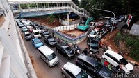 Imbas pembangunan tersebut, terjadi penyempitan jalan dan membuat lalu lintas dari arah arah Fatmawati menuju Pondok Indah padat merayap.