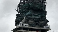 Proyek konstruksi patung GWK Bali kembali dilanjutkan. Proyek yang mangrak 20 tahun itu terlihat gagah menjulang.