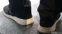 Sandiaga masih memakai sepatu kets karena mengaku lebih nyaman.