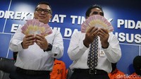 Direktur Tipideksus Bareskrim Polri Brigjen Agung Setya bersama pejabat Bank Indonesia Luctor Tapiheru menggelar barang bukti dan tersangka pemalsuan uang di Gedung Bareskrim, Gambir, Jakarta Pusat, Rabu (18/10).