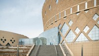 Pada awal tahun 2000-an, pemerintah China menggelontorkan lebih dari USD 1 miliar ke dalam pembangunan kota tersebut. Inilah penampakan dari Teater Grand Ordos (Raphael Olivier/CNN Style)