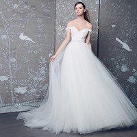 Gaun pernikahan dengan pundak terbuka banyak diminati pengantin. Hadirkan lapisan tulle seperti gaun Romona Keveza untuk tampil bak princess di hari pernikahan. (Foto: Instagram)