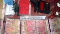 Polisi juga mengamankan dua senpi Air Soft Gun, dua jenglot, batu berlian palsu, uang palsu pecahan 100 ribuan sebanyak 400 juta.