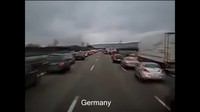 Demikian juga dengan di Jerman. Rekaman video dari dalam mobil ambulans menunjukkan bagaimana masyarakat di sana mau menghargai orang yang membutuhkan pertolongan segera dengan menepi sejenak dan meluangkan jalan. Foto: Youtube/Heavy Broadcast