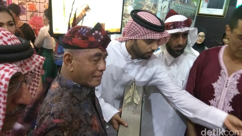 Hadiri Malam Budaya Internasional, Menhan Dihadiahi Pesawat Tempur Hadiri Malam Budaya Internasional, Menhan Dihadiahi Pesawat Tempur