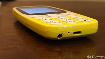 Bagian bawahnya terdapat slot Micro USB dan jack audio 3,5 mm. (Foto: detikINET/Adi Fida Rahman)