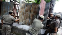 Petugas melakukan eksekusi lahan secara paksa di Jl. Basuki Rahmat.
