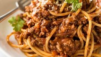Siapa tak kenal spaghetti bolognese? Saking populernya tiap orang punya resep andalan. Diberi paduan keju Parmesan parut hingga rasanya gurih mantap.Foto: Istimewa