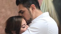 Jonas selalu tampak memeluk erat Asmirandah. Dok. Instagram/asmirandah89