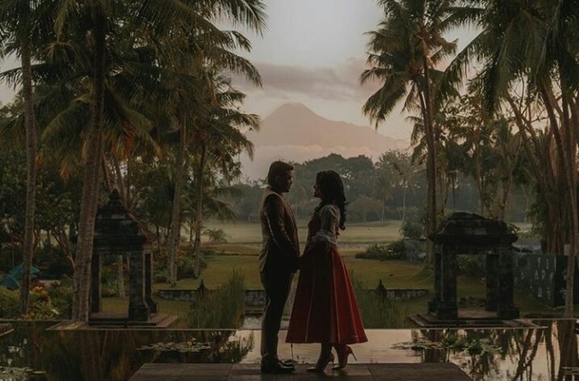 Mereka juga melakukan pemotretan prewedding di Yogyakarta. Foto berlatar pemandangan pegunungan tersebut menampilkan Kahiyang yang mengenakan gaun pink sambil bergandengan tangan dengan Bobby yang memakai setelan jas lengkap. Foto: Instagram Kahiyang Ayu