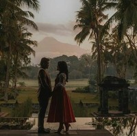 Mereka juga melakukan pemotretan prewedding di Yogyakarta. Foto berlatar pemandangan pegunungan tersebut menampilkan Kahiyang yang mengenakan gaun pink sambil bergandengan tangan dengan Bobby yang memakai setelan jas lengkap. Foto: Instagram Kahiyang Ayu