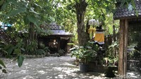 Tempat nongkrong bernuansa vintage ala-ala Gipsy Bohemian ini ngehits banget di Instagram. Saat memasuki tempat ini, banyak pepohonan di kanan kiri yang membuat perasaan adem dan nyaman meski di siang bolong (Niken Widya Yunita/detikTravel)