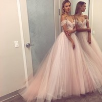 Desainer Hayley Paige menampilkan gaun pengantin ala princess dalam Bridal Fashion Week lalu. Ia memilih warna pink lembut yang membuat pengantin tampil lebih unik tapi tetap cantik. (Foto: Instagram)