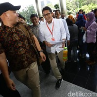 Sandiaga Uno memilih sepasang sneakers yang sporty dibanding pantofel formal di hari pertamanya bertugas sebagai Wakil Gubernur DKI Jakarta. Ternyata, ia tak memakai merek sneakers Nike atau Adidas kali ini, melainkan sepatu dengan merek dari namanya sendiri SandiUno. Berikut adalah lima fakta di balik sepatu yang dipakai Sandi saat hari pertamanya blusukan. Foto: Dokumentasi detikcom