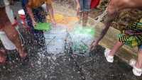 Air mata pegunungan yang didapat hanya ditampung menggunakan ember seadanya.