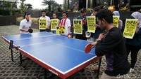 Aksi teatrikal pertandingan pingpong digelar di halaman gedung KPK, Jakarta.