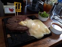 Yummy! Steak dengan Paduan 5 Keju Leleh Mancanegara Ada di Sini
