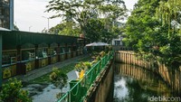 Sungai Cisadane membelah kawasan taman potret dengan area jajanan ini yang buka mulai dari jam 9 pagi hingga 9 malam.