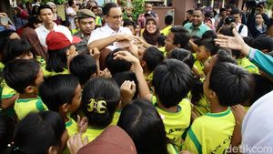 Kunjungi 3 SD, Anies-Sandi Diserbu Para Murid