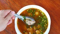 Sup campuran rempah juga tak kalah enak. Buat dari bahan serai, kunyit, ketumbar, jahe, bawang putih dan kaldu sayuran. Untuk isiannya, tambahkan sayuran favorit.