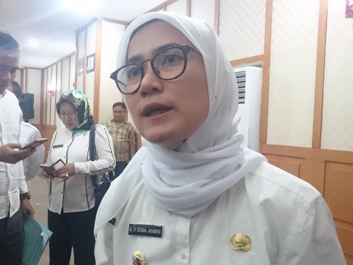 Video Bupati Lebak Iti Oktavia Jayabaya ngamuk menggunakan bahasa sunda beredar dan menjadi viral di media sosial‎.