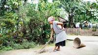 Mawlynnong merupakan salah satu desa di Negara Bagian Meghalaya, sebelah timur India dekat dengan perbatasan Bangladesh. Kota terdekatnya adalah Shillong yang berjarak 90 km. Desa ini ada di kaki perbukitan. Karena jalanan desanya kecil, mobil-mobil tak bisa masuk ke dalam desa hanya parkir saja di pintu masuknya (Tanveer Badal/BBC Travel)