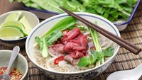 Pho Bo dari Vietnam menjadi pilihan santap berkuah enak. Kuah gurih berpadu dengan mie, daging dan herba wangi.