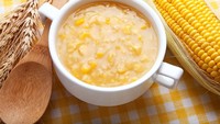 Sup jagung juga nikmat disantap hangat-hangat. Jagung manis dipadukan dengan mentega, tepung terigu, kaldu ayam, fresh cream, garam dan merica.