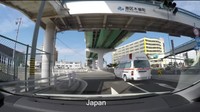Hal yang sama juga terlihat di Jepang. Sekalipun jalanan sepi dan lampu hijau menyala, mobil ambulans didahulukan oleh kendaraan lainnya. Foto: Youtube/Heavy Broadcast