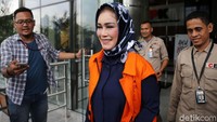 Bunda Sitha diperiksa sebagai saksi untuk tersangka Amir Mirza Hutagalung dalam kasus suap kepada dirinya terkait pengelolaan dana jasa pelayanan RSUD Kardinah Kota Tegal tahun 2017 dan pengadaan barang dan jasa di lingkungan Kota Tegal Tahun Anggaran 2017.