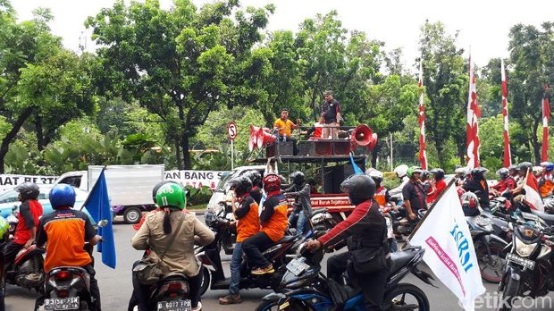 Rencananya, massa akan melakukan aksi lanjutan di Dinas Tenaga Kerja dan Transmigrasi DKI Jakarta, di Jalan KKO Usman, Jakpus