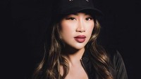 Tak jarang pula dara lulusan Loyola Marymount University itu memberikan tips make up di dunia maya. (Dok. Instagram/esqacosmetics)