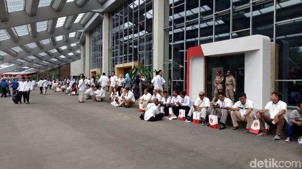 Temu Kader Gerindra di Sentul Dihiasi Umbul-Umbul Prabowo Presiden