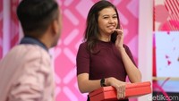 Tak lama cemburut, Yuki tersenyum kembali. Pool/Hanif Hawari/detikFoto.