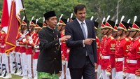 Jokowi memakai baju khas Betawi dengan kain hijau sepaha, juga peci hitam. Syekh Tamim mengenakan setelan jas lengkap dengan dasi. (Foto: Reuters/Pool)