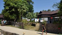 Sebenarnya tidak ada tempat wisata khusus, hanya jembatan akar dan juga hutan lebat. Masyarakat Mawlynnong sendiri hidup dari pertanian dan perkebunan, menaman rempah-rempah sampai buah-buahan. Tapi tentu saja, alasan turis datang ke sana bukanlah karena tempat wisata, melainkan karena kebersihan (AFP)