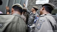 Proses eksekusi melibatkan Satpol PP dan polisi.