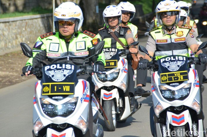 Tunggangi Motor, Kapolda Jabar Cek Kawasan Macet Ledeng