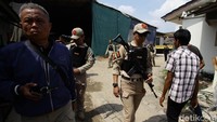 Polisi bersenjata laras panjang disertakan dalam proses eksekusi.