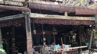 Interior dan exterior terdiri dari kayu-kayu daur ulang yang digambar bunga. Semuanya itu disusun rapi beserta kursi-kursi taman yang menjadikan pemandangan nan cantik (Niken Widya Yunita/detikTravel)