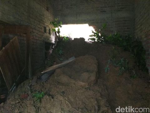 Tembok yang diterjang longsor/